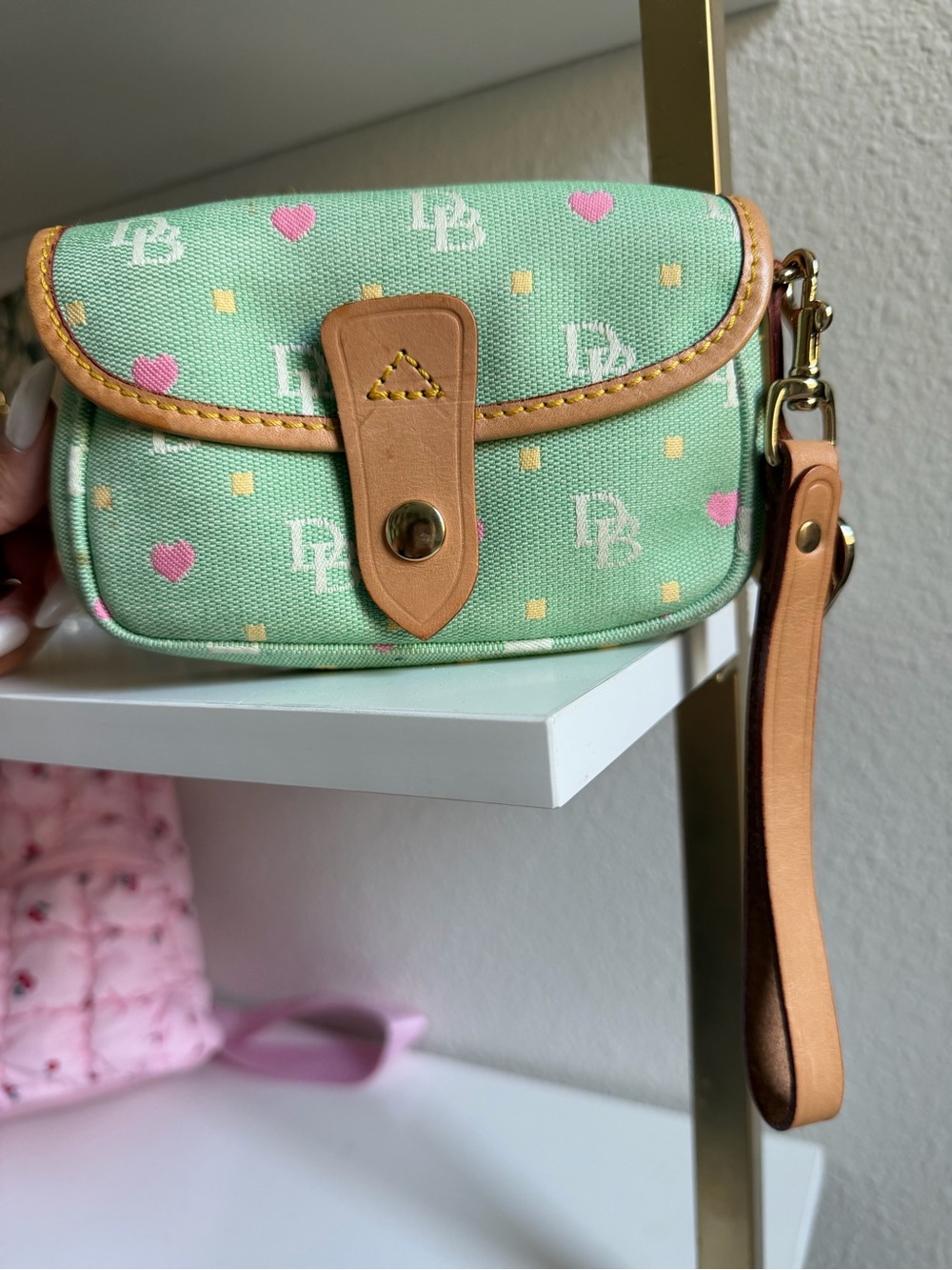 💚✨ Vintage Dooney & Bourke Y2K Monogram Wristlet Pouch ✨💚  Pink Hearts bag purse - Picture 6 of 14